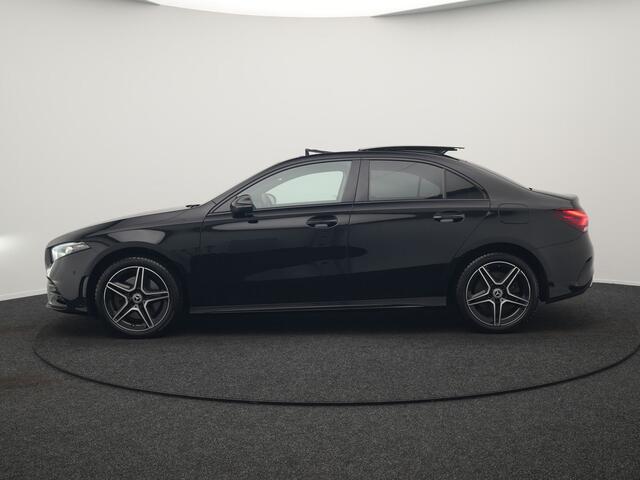 Mercedes-Benz A-KLASSE 250 e AMG Line Plug In Hybrid 218pk Dealer O.H PHEV | Panodak | Camera | Night Pakket | Alcantara Sportstoelen Verwarmd | MBUX | Widescreen Navi | Sfeerverlichting | Apple Carplay | Virtual | DAB | 18"L.M |