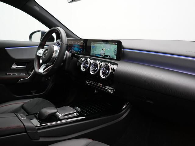 Mercedes-Benz A-KLASSE 250 e AMG Line Plug In Hybrid 218pk Dealer O.H PHEV | Panodak | Camera | Night Pakket | Alcantara Sportstoelen Verwarmd | MBUX | Widescreen Navi | Sfeerverlichting | Apple Carplay | Virtual | DAB | 18"L.M |