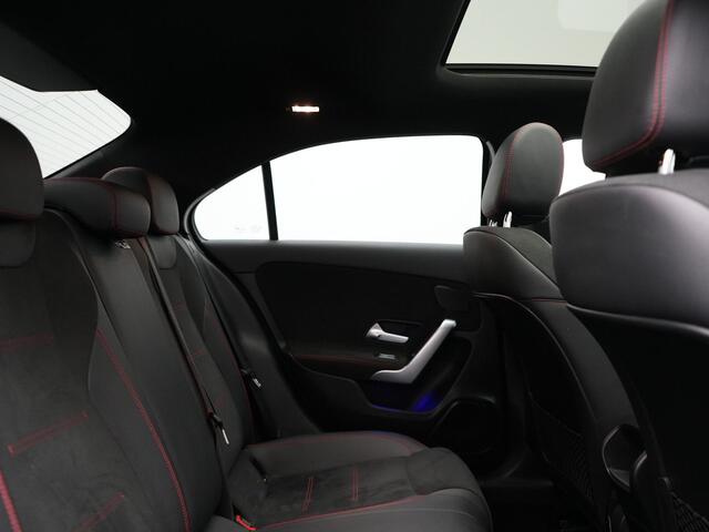 Mercedes-Benz A-KLASSE 250 e AMG Line Plug In Hybrid 218pk Dealer O.H PHEV | Panodak | Camera | Night Pakket | Alcantara Sportstoelen Verwarmd | MBUX | Widescreen Navi | Sfeerverlichting | Apple Carplay | Virtual | DAB | 18"L.M |