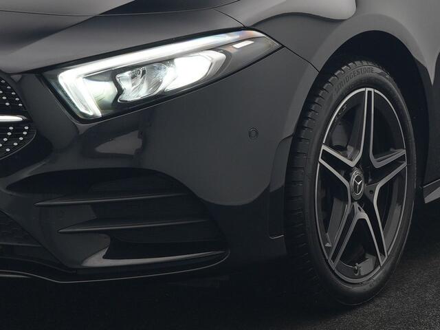 Mercedes-Benz A-KLASSE 250 e AMG Line Plug In Hybrid 218pk Dealer O.H PHEV | Panodak | Camera | Night Pakket | Alcantara Sportstoelen Verwarmd | MBUX | Widescreen Navi | Sfeerverlichting | Apple Carplay | Virtual | DAB | 18"L.M |