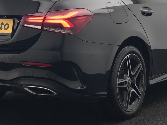 Mercedes-Benz A-KLASSE 250 e AMG Line Plug In Hybrid 218pk Dealer O.H PHEV | Panodak | Camera | Night Pakket | Alcantara Sportstoelen Verwarmd | MBUX | Widescreen Navi | Sfeerverlichting | Apple Carplay | Virtual | DAB | 18"L.M |