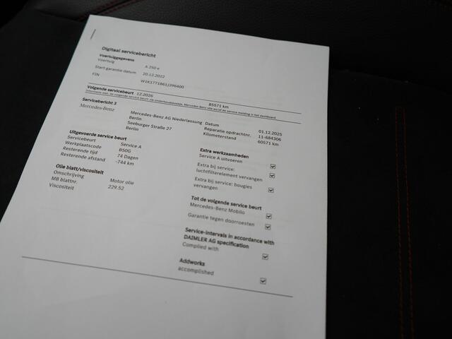 Mercedes-Benz A-KLASSE 250 e AMG Line Plug In Hybrid 218pk Dealer O.H PHEV | Panodak | Camera | Night Pakket | Alcantara Sportstoelen Verwarmd | MBUX | Widescreen Navi | Sfeerverlichting | Apple Carplay | Virtual | DAB | 18"L.M |