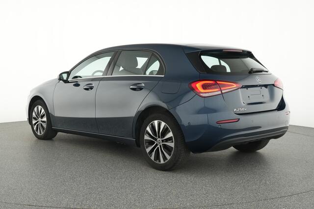 Mercedes-Benz A-KLASSE 250 e Plug-In Hybride Ledkoplampen | Stoelverwarming | Cruise control | Achteruitrijcamera. Inclusief 24 maanden MB Certified garantie voor Europa.