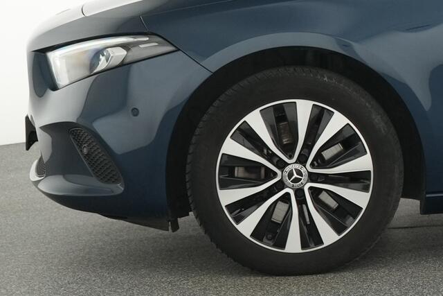 Mercedes-Benz A-KLASSE 250 e Plug-In Hybride Ledkoplampen | Stoelverwarming | Cruise control | Achteruitrijcamera. Inclusief 24 maanden MB Certified garantie voor Europa.