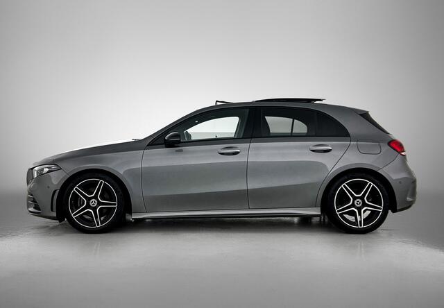 Mercedes-Benz A-KLASSE 180 Business Solution AMG AMG Line | Night Pakket | Panorama Schuif-Kanteldak | Sfeerverlichting | Trekhaak | MultiBeam Koplampen | Achteruitrijcamera. Inclusief 24 maanden Mercedes-Benz Certified garantie voor Europa.