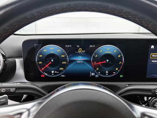 Mercedes-Benz A-KLASSE 180 Business Solution AMG AMG Line | Night Pakket | Panorama Schuif-Kanteldak | Sfeerverlichting | Trekhaak | MultiBeam Koplampen | Achteruitrijcamera. Inclusief 24 maanden Mercedes-Benz Certified garantie voor Europa.