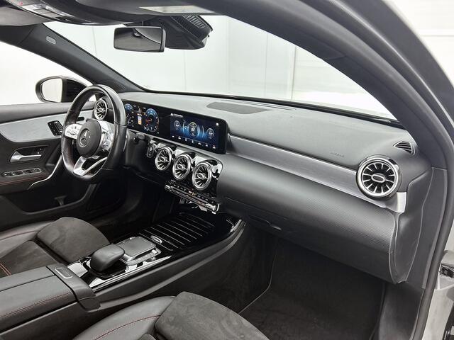 Mercedes-Benz A-KLASSE 180 Business Solution AMG AMG Line | Night Pakket | Panorama Schuif-Kanteldak | Sfeerverlichting | Trekhaak | MultiBeam Koplampen | Achteruitrijcamera. Inclusief 24 maanden Mercedes-Benz Certified garantie voor Europa.