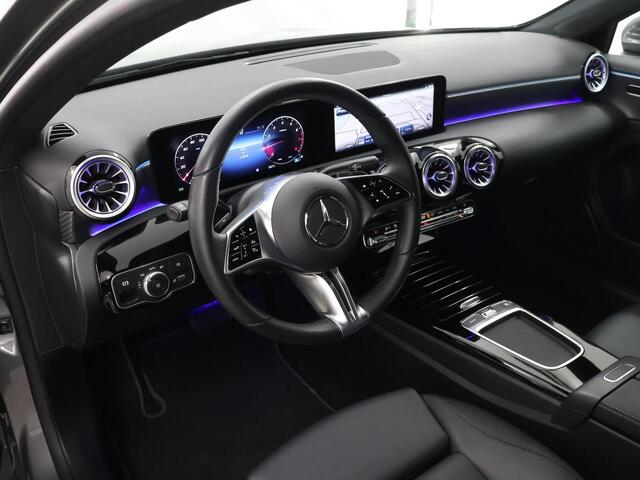 Mercedes-Benz A-KLASSE 180 Star Edition Luxury Line | Widescreen | Multibeam | Sfeerverlichting | Stoelverwarming |