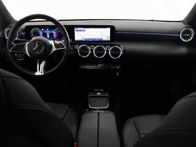 Mercedes-Benz A-KLASSE 180 Star Edition Luxury Line | Widescreen | Multibeam | Sfeerverlichting | Stoelverwarming |