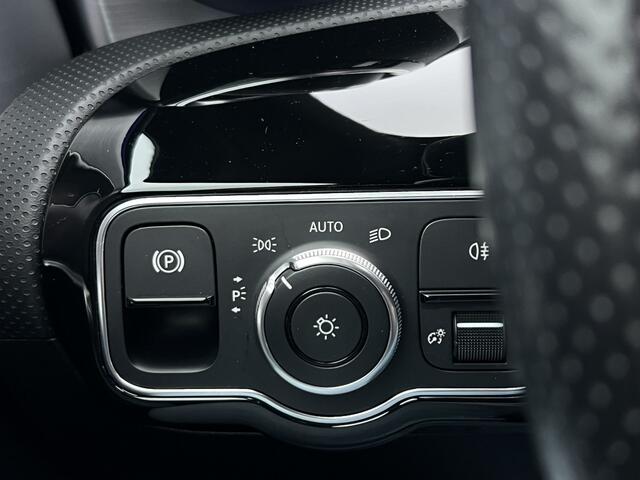 Mercedes-Benz A-KLASSE 250 AMG-Line | Pano | LED Matrix | Night Pakket | Camera