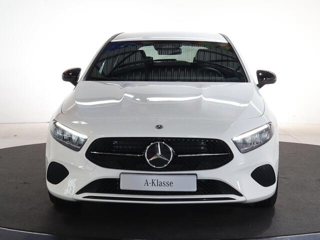 Mercedes-Benz A-KLASSE 180 Star Edition Luxury Line | Trekhaak | Dodehoekassistent | 18" lichtmetalen velgen
