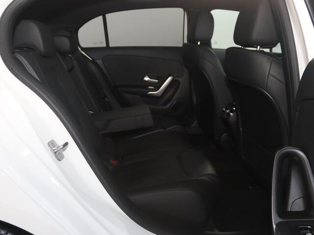 Mercedes-Benz A-KLASSE 180 Star Edition Luxury Line | Trekhaak | Dodehoekassistent | 18" lichtmetalen velgen