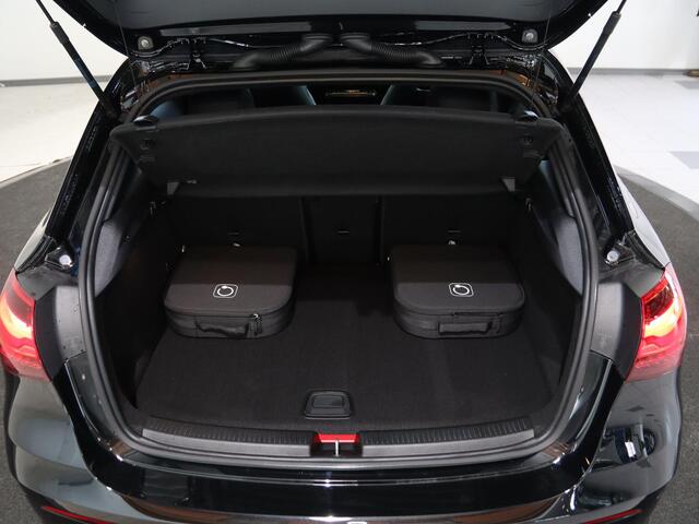 Mercedes-Benz A-KLASSE 250e Star Edition AMG Line | Panoramaschuifdak | Night | 19 inch AMG-velgen | Achteruitrijcamera