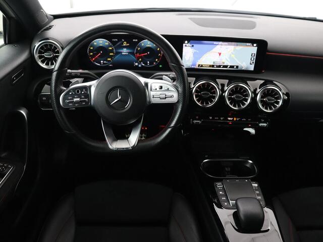 Mercedes-Benz A-KLASSE 180 AMG | Panoramadak | Stoelverwarming | Carplay | Sfeerverlichting | Leder/Alcantara | Navigatie | Park Assist | Full LED | Widescreen | Climate control | Cruise control
