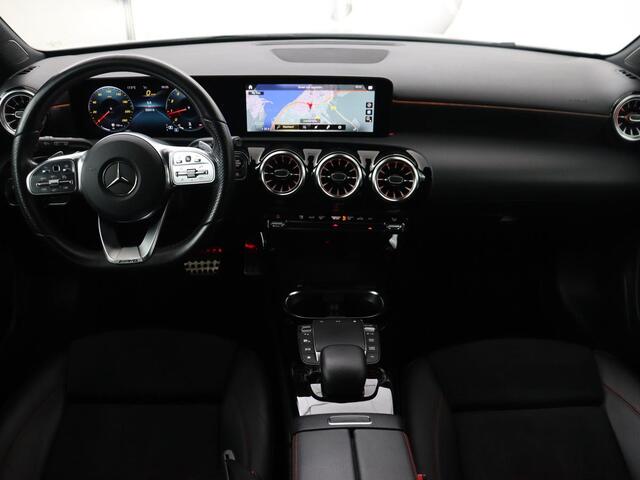 Mercedes-Benz A-KLASSE 180 AMG | Panoramadak | Stoelverwarming | Carplay | Sfeerverlichting | Leder/Alcantara | Navigatie | Park Assist | Full LED | Widescreen | Climate control | Cruise control