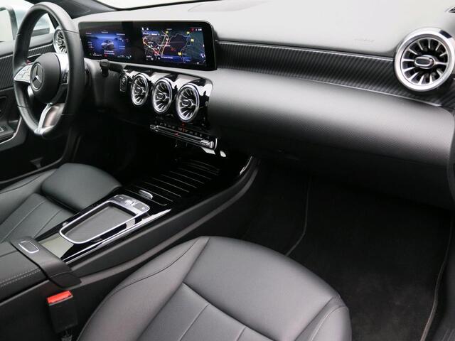 Mercedes-Benz A-KLASSE 250 e Luxury Plug-In Hybride | Trekhaak | Panoramadak | Distronic | Sfeerverlichting | CarPlay | Keyless Go | Inclusief 24 maanden Mercedes-Benz Certified garantie voor Europa.
