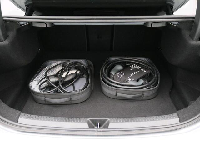 Mercedes-Benz A-KLASSE 250 e Luxury Plug-In Hybride | Trekhaak | Panoramadak | Distronic | Sfeerverlichting | CarPlay | Keyless Go | Inclusief 24 maanden Mercedes-Benz Certified garantie voor Europa.