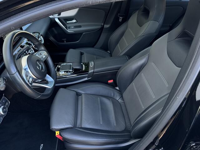 Mercedes-Benz A-KLASSE 250e 218pk AMG Aut Panoramadak Nightpakket Widescreen Burmester Distronic AmbientLight Keyless SportLeder Led Camera 18" Pdc