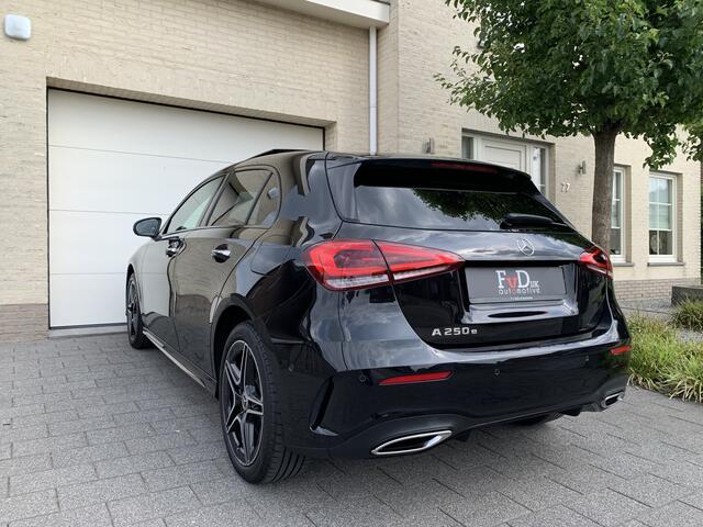 Mercedes-Benz A-KLASSE 250e 218pk AMG Aut Panoramadak Nightpakket Widescreen Burmester Distronic AmbientLight Keyless SportLeder Led Camera 18" Pdc