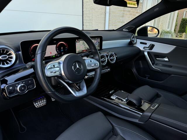 Mercedes-Benz A-KLASSE 250e 218pk AMG Aut Panoramadak Nightpakket Widescreen Burmester Distronic AmbientLight Keyless SportLeder Led Camera 18" Pdc
