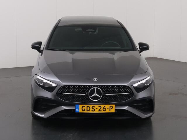 Mercedes-Benz A-KLASSE 180 Star Edition AMG Line | Nieuwprijs ¤ 52.195,- | Night | Panoramadak | Sfeerverlichting | Stoelverwarming | Parkeercamera |
