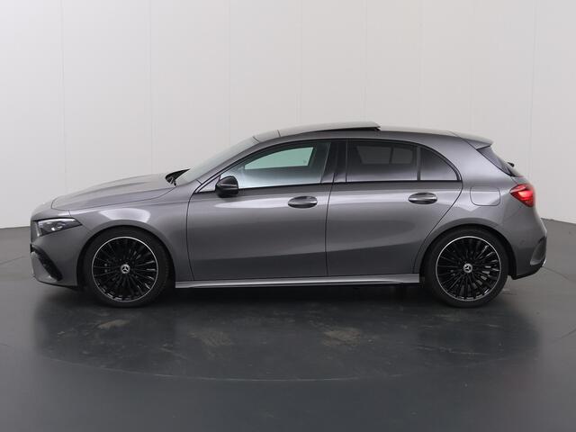 Mercedes-Benz A-KLASSE 180 Star Edition AMG Line | Nieuwprijs ¤ 52.195,- | Night | Panoramadak | Sfeerverlichting | Stoelverwarming | Parkeercamera |