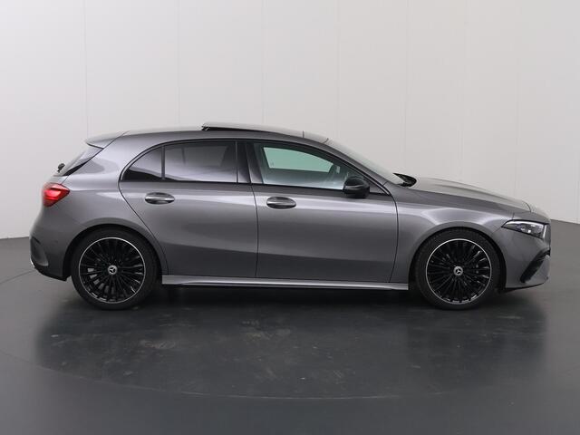Mercedes-Benz A-KLASSE 180 Star Edition AMG Line | Nieuwprijs ¤ 52.195,- | Night | Panoramadak | Sfeerverlichting | Stoelverwarming | Parkeercamera |
