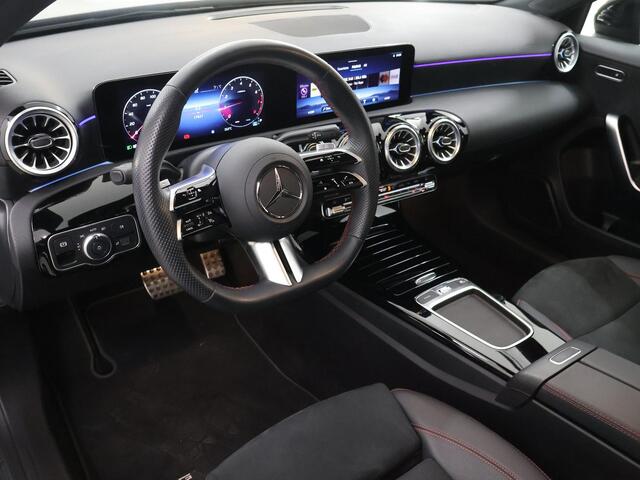 Mercedes-Benz A-KLASSE 180 Star Edition AMG Line | Nieuwprijs ¤ 52.195,- | Night | Panoramadak | Sfeerverlichting | Stoelverwarming | Parkeercamera |