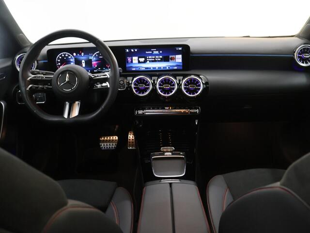 Mercedes-Benz A-KLASSE 180 Star Edition AMG Line | Nieuwprijs ¤ 52.195,- | Night | Panoramadak | Sfeerverlichting | Stoelverwarming | Parkeercamera |