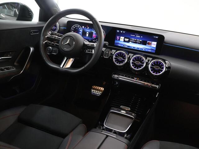 Mercedes-Benz A-KLASSE 180 Star Edition AMG Line | Nieuwprijs ¤ 52.195,- | Night | Panoramadak | Sfeerverlichting | Stoelverwarming | Parkeercamera |
