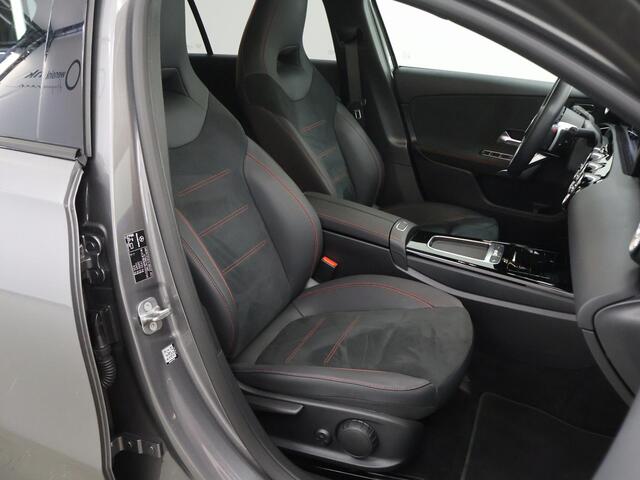 Mercedes-Benz A-KLASSE 180 Star Edition AMG Line | Nieuwprijs ¤ 52.195,- | Night | Panoramadak | Sfeerverlichting | Stoelverwarming | Parkeercamera |