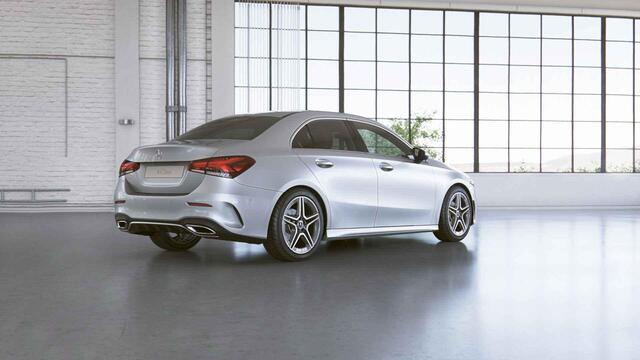 Mercedes-Benz A-KLASSE 180 Business Solution AMG | Panoramadak | Achteruitrijcamera | Apple Carplay | Stoelverwarming | Getint glas |