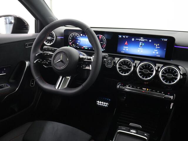Mercedes-Benz A-KLASSE 250e Business Solution AMG | Panoramaschuifdak | Stoelverwarming | Achteruitrijcamera | MULTIBEAM LED | Night Pakket |
