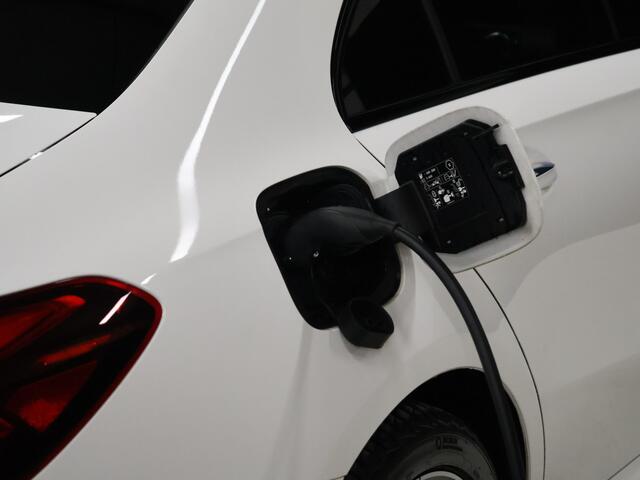 Mercedes-Benz A-KLASSE 250 e Business Solution AMG Limited [TREKHAAK INKLAPBAAR, SCHUIFKANTELDAK, APPLE CARPLAY, ANDROID, SFEERVERLICHTING, CAMERA, ADAPTIVE CRUISE, STOELVERWARMING, PDC V+A, HALF LEDER, CLIMATE, NIEUWSTAAT]