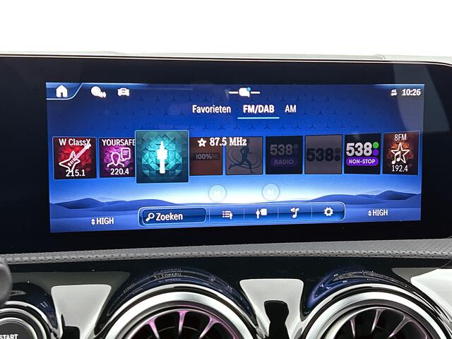 Mercedes-Benz A-KLASSE 250 e Business Solution AMG | Panoramaschuifdak | Stoelverwarming | Multibeam LED | Smartphone integratie | Sfeerverlichting 64 kleuren | Extra USB-poorten |