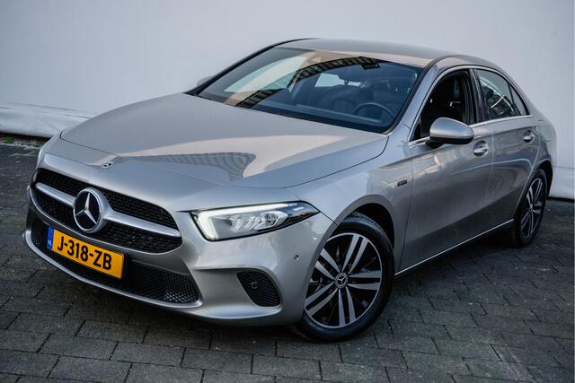 Mercedes-Benz A-KLASSE 250 e 218pk Aut. Business Solution Luxury Limited Leer/ Sfeerverlichting/ Camera/ Stoelverwarming/ Dab/ Comfortstoelen
