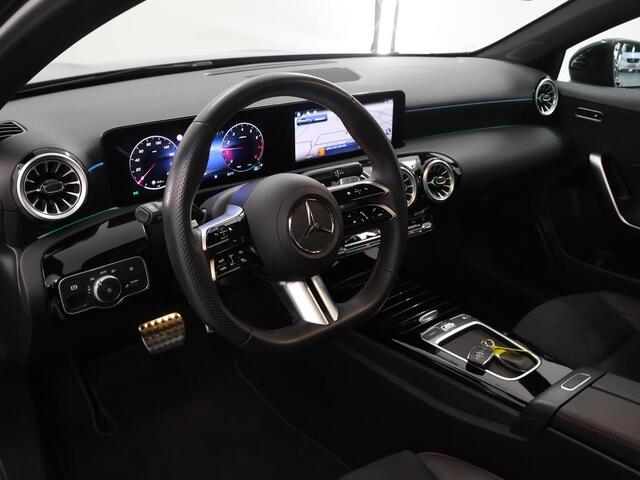 Mercedes-Benz A-KLASSE 180 AMG Line Panoramadak | 19inch LM Velegen | Multibeam led | Night pakket | Key less Go |