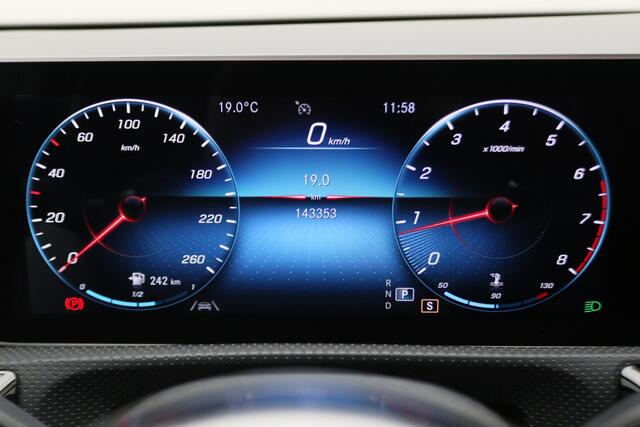 Mercedes-Benz A-KLASSE 180 Business Solution AMG Virtual Cockpit, Panoramadak, Apple Carplay, Camera, LED, 18''