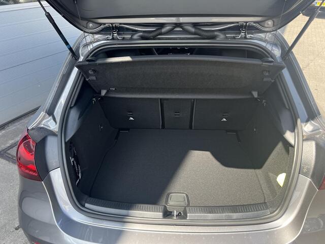Mercedes-Benz A-KLASSE 200 AMG Line | Premium Pakket | Night Pakket | Panoramadak | MULTIBEAM LED Koplampen | Trekhaak | Dodehoekassistent | Advanced Sound System | Sfeerverlichting | Stoelverwarming | Achteruitrijcamera | Elektrisch Inklapbare Buitenspiegels