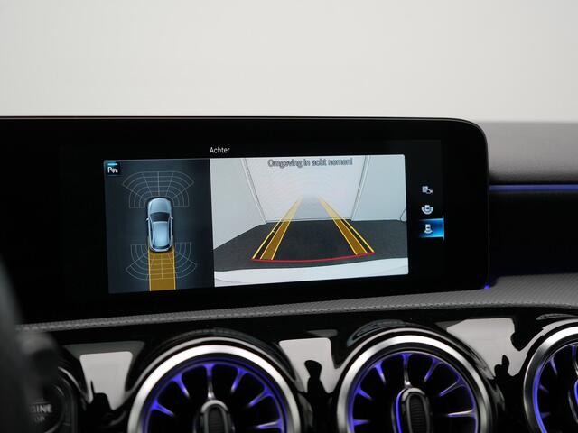 Mercedes-Benz A-KLASSE 250 e AMG Line Plug In Hybrid 218pk Dealer O.H. PHEV | Widescreen Navi | Camera | Alcantara Sportstoelen Verwarmd | Keyless | Sfeerverlichting | Cruise Control | Virtual | DAB | 18"L.M |