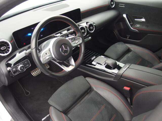 Mercedes-Benz A-KLASSE 180 Business Solution AMG WIDESCREEN / FULL LED / CARPLAY / CAMERA / STOELVERW / NAVI / CLIMA / PDC / NL-AUTO