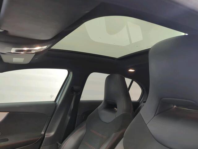 Mercedes-Benz A-KLASSE 180 AMG Panoramadak Sfeerverlichting Camera Elektr.-Stoelen Leer/Alcantara