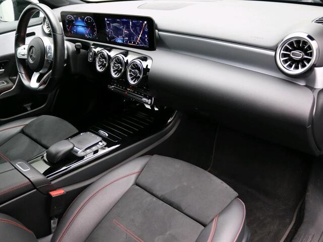 Mercedes-Benz A-KLASSE 200 Business Solution AMG AMG Line | Night Pakket | Stoelverwarming | Sfeerverlichting. | MultiBeam Ledkoplampen. Inclusief 24 maanden MB Certified garantie voor Europa.
