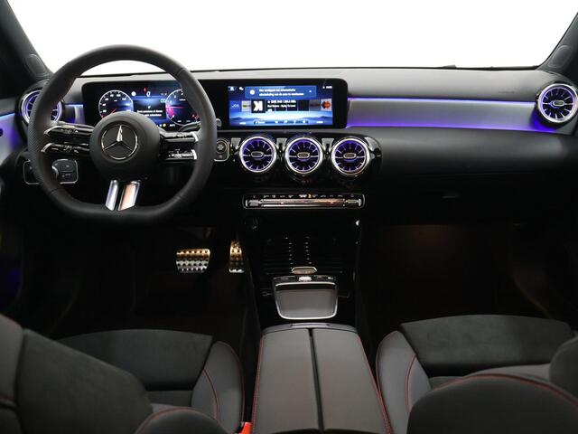 Mercedes-Benz A-KLASSE 180 Business Solution AMG | Panoramaschuifdak | Premium Plus | Nightpakket | 19"Multispaak AMG velgen | Stoelverwarming | 360° camera | Head-up display |