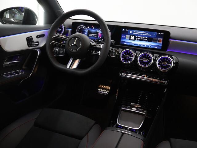 Mercedes-Benz A-KLASSE 180 Business Solution AMG | Panoramaschuifdak | Premium Plus | Nightpakket | 19"Multispaak AMG velgen | Stoelverwarming | 360° camera | Head-up display |