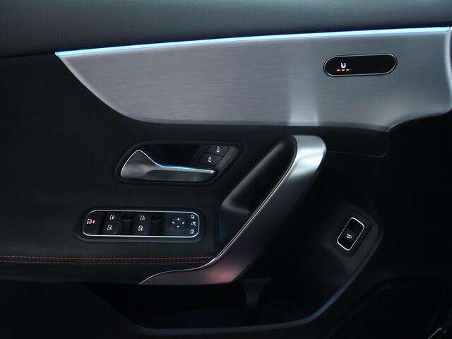 Mercedes-Benz A-KLASSE 180 Business Solution AMG | Panoramadak | Sfeerverlichting | Augmented Reality | Stoelverwarming | Parkeerpakket met Camera | Inclusief 24 maanden Mercedes-Benz Certified garantie voor Europa.