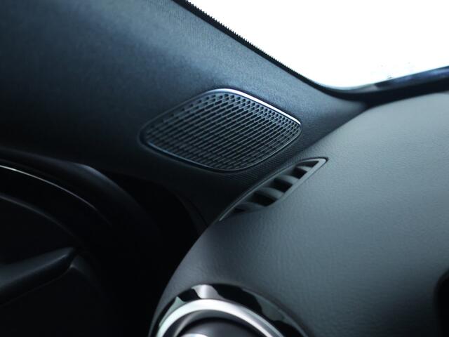 Mercedes-Benz A-KLASSE 180 Business Solution AMG | Panoramadak | Sfeerverlichting | Augmented Reality | Stoelverwarming | Parkeerpakket met Camera | Inclusief 24 maanden Mercedes-Benz Certified garantie voor Europa.