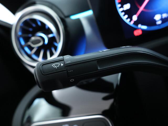 Mercedes-Benz A-KLASSE 180 Business Solution AMG | Panoramadak | Sfeerverlichting | Augmented Reality | Stoelverwarming | Parkeerpakket met Camera | Inclusief 24 maanden Mercedes-Benz Certified garantie voor Europa.