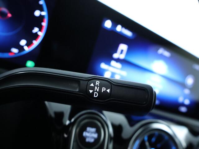 Mercedes-Benz A-KLASSE 180 Business Solution AMG | Panoramadak | Sfeerverlichting | Augmented Reality | Stoelverwarming | Parkeerpakket met Camera | Inclusief 24 maanden Mercedes-Benz Certified garantie voor Europa.