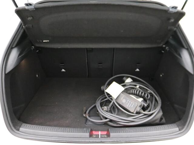Mercedes-Benz A-KLASSE 250 e Business Solution AMG Limited AMG Line | Night Pakket | Panorama Schuif-Kanteldak | Sfeerverlichting. Inclusief 24 maanden Mercedes-Benz Certified garantie voor Europa.